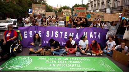Concentración en los alrededores del Congreso de los Diputados para protestar contra el cambio climático el pasado viernes.