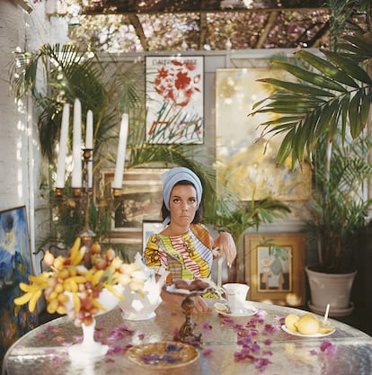 Wendy Vanderbilt, verano de 1964. Wendy Vanderbilt, miembro de una de las dinastías más influyentes de Estados Unidos y heredera de una fortuna vinculada al ferrocarril y a la navegación, posa en su casa en Palm Beach, Florida, uno de los enclaves predilectos de la alta sociedad norteamericana. La imagen fue tomada por Slim Aarons, célebre por su frase de cabecera: “Fotografío a personas atractivas haciendo cosas atractivas en lugares atractivos”. (Slim Aarons/Getty Images)
