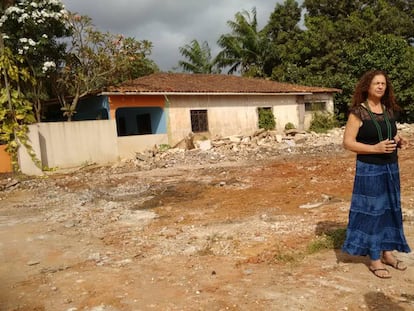 Antônia Melo da Silva, junto a su casa, días antes de que fuese derruida.