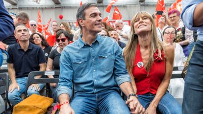 Pedro Sánchez y Begoña Gómez participan en el mitin de cierre de campaña del PSOE, en Getafe, Madrid, el 21 del pasado mes de julio.