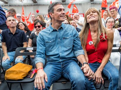 Pedro Sánchez y Begoña Gómez, el pasado julio en un  mitin en Madrid.