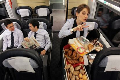 6:19AM - Reparto de desayuno en la clase preferente del tren AVE. Desayunar en la cafetería (café, zumo y bollo industrial) cuesta 4 euros