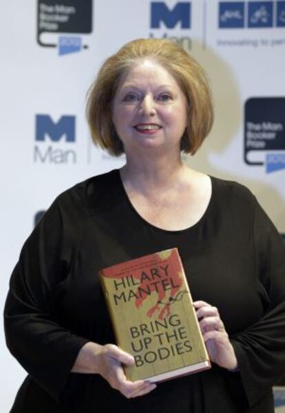 La escritora Hilary Mantel sostiene un ejemplar de 'Bring up the Bodies', anoche en Londres.