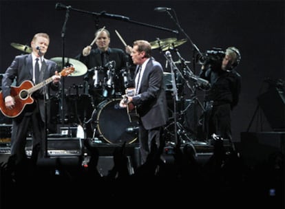 Los Eagles, vestidos de punta en blanco, en el escenario del Palacio de los Deportes.