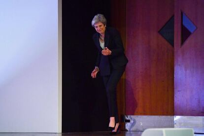 La Primera Ministra británica hace su aparición en el escenario bailando.