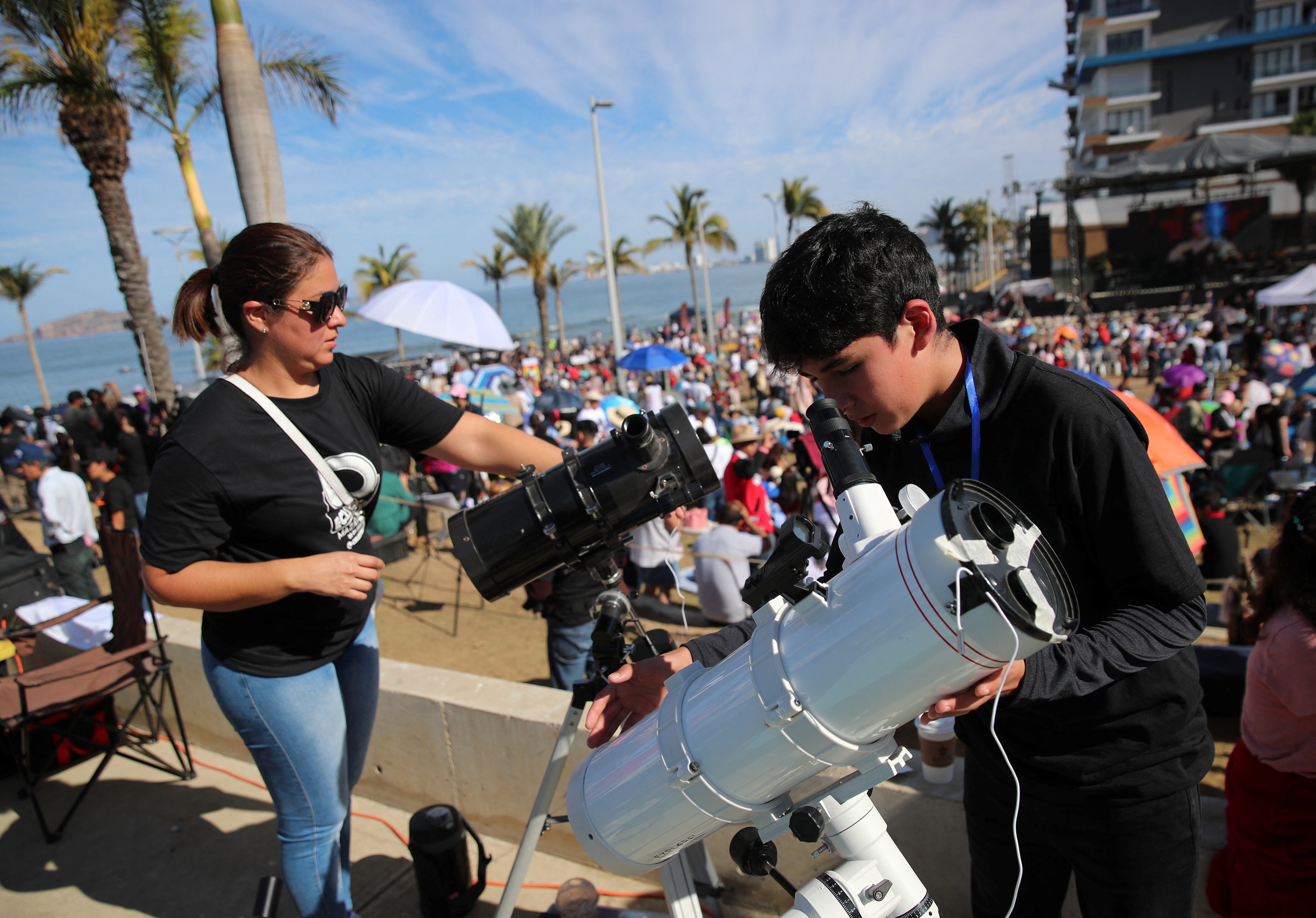 Aficionados a la astronomía y turistas se preparan en el puerto de Mazatlán (México). 