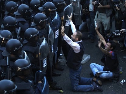 Enfrentamiento entre la Policía Nacional y los manifestantes de Rodea el Congreso, en septiembre de 2012.