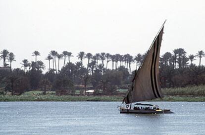 Una embarcación navegando por el curso del Nilo.