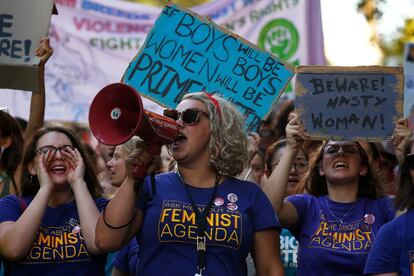 Milhares de manifestantes vão a um protesto pelo Dia Internacional da Mulher, em Melbourne (Austrália).