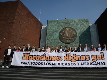 Legisladores de Movimiento Ciudadano posan con una pancarta en favor de la iniciativa de “vacaciones dignas”.