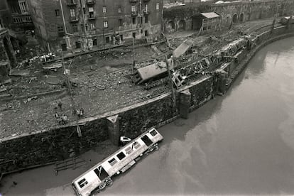 1983. 34 muertos en el País Vasco. En agosto de 1983, en plenas fiestas de Bilbao, las lluvias torrenciales provocaron 34 muertos. En la imagen, de Bernardo Pérez, un convoy de Renfe al que la fuerza del agua arrastró hasta la ría. 