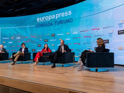 El presidente de Portaventura World, Arturo Mas-Sardá; 
el CEO de IATI Seguros, Alfonso Calzado; la directora de MADRID TURISMO by IFEMA Madrid, Yolanda Perdomo; el socio de KPMG Luis Buzzi y la directora de EP Comunicación y EP Temática, Dolores Muriel, participan en una mesa durante la I Jornada de Turismo de Europa Press, este lunes en Madrid.