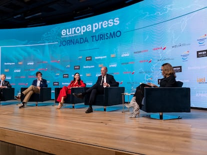 El presidente de Portaventura World, Arturo Mas-Sardá; 
el CEO de IATI Seguros, Alfonso Calzado; la directora de MADRID TURISMO by IFEMA Madrid, Yolanda Perdomo; el socio de KPMG Luis Buzzi y la directora de EP Comunicación y EP Temática, Dolores Muriel, participan en una mesa durante la I Jornada de Turismo de Europa Press, este lunes en Madrid.