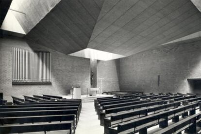 El techo de la iglesia tiene forma de pirámide truncada invertida.