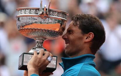 Rafa Nadal amb la copa de Roland Garros.