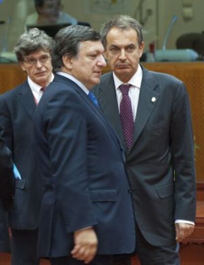 El presidente del Gobierno, José Luis Rodríguez Zapatero, y el de la Comisión Europea, José Manuel Durao Barroso, en la primera jornada del Consejo Europeo que se celebra en Bruselas.