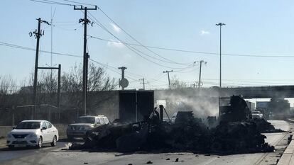 Los restos carbonizados de un tráiler que fue incendiado por presuntos pandilleros tras la detención de Juan Gerardo "N", alias "El huevo", presunto líder de la delincuencia organizada en Nuevo Laredo, México.