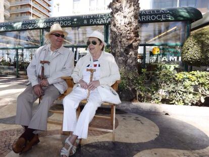 Unos jubilados en la Explanada de Alicante.