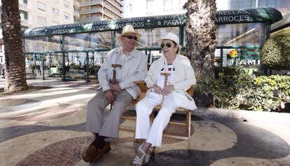 Unos jubilados en la Explanada de Alicante.