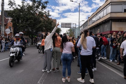 Ciudadanos salen a las calles por un temblor registrado en Bogotá, el 17 de agosto de 2023.