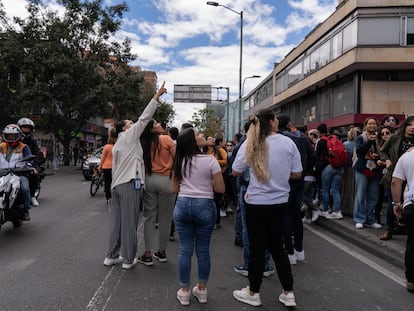 Ciudadanos salen a las calles por un temblor registrado en Bogotá, el 17 de agosto de 2023.
