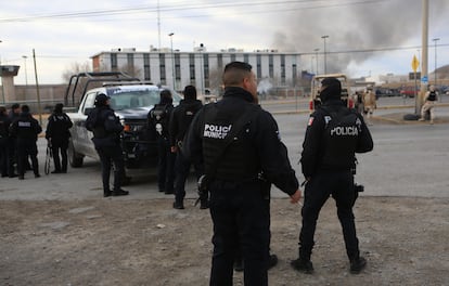 El motín del pasado domingo en el centro estatal de reinserción social (Cereso) número 3 de Ciudad Juárez, ha dejado hasta ahora un saldo de 17 muertos. En la imagen, elementos de la policía a las afueras del Cereso, después del motín del 1 de enero de 2023.