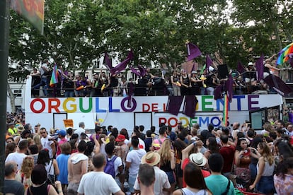 El autob&uacute;s de la formaci&oacute;n pol&iacute;tica Podemos recorre el paseo del Prado durante la fiesta del Orgullo Gay.