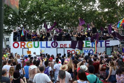 El autob&uacute;s de la formaci&oacute;n pol&iacute;tica Podemos recorre el paseo del Prado durante la fiesta del Orgullo Gay.