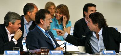 <b>UN CONGRESO PARA ZAFARSE DEL AZNARISMO.</b> José María Aznar se dirige a Mariano Rajoy en el congreso de Sevilla, ante Angel Acebes, Francisco Camps, Dolores de Cospedal y José Manuel Soria.