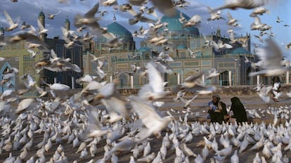 La Mezquita Azul, en el centro de Mazar-i-Sharif, una ciudad clave durante la guerra ruso-afgana (1978-1992) y durante la invasión liderada por Estados Unidos en 2001. 