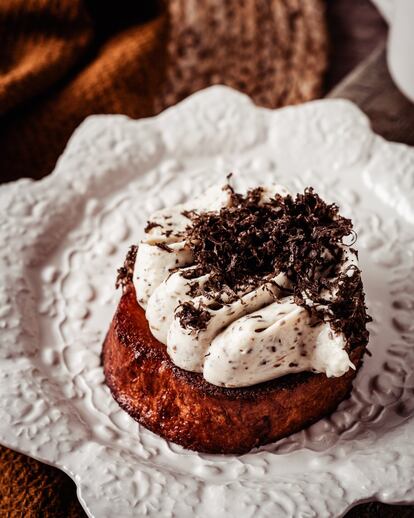 Pastelería Mallorca se ha atrevido este año a crear una torrija de trufa negra en colaboración con el cocinero Nino Redruello, además de la tradicional, para la que crea un pan especial que baña en leche aromatizada. www.pasteleria-mallorca.com