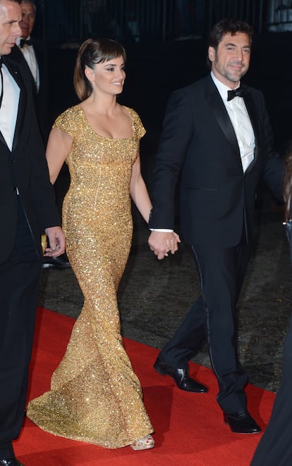 Javier Bardem y Penélope Cruz, en la fiesta tras el estreno de 'Skyfall' en Londres.