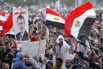 Seguidores de los Hermanos Musulmanes se dirigen a la plaza de la Liberación de El Cairo para participar en la protesta contra la junta militar y la disolución del Parlamento.