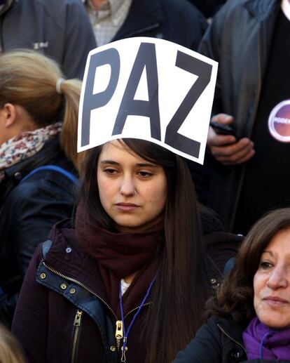 El manifiesto 'No en nuestro nombre' fue publicado el pasado lunes y, desde entonces, ha recibido más de 30.000 firmas en su página web. En la imagen, una mujer durante la concentración en Madrid.