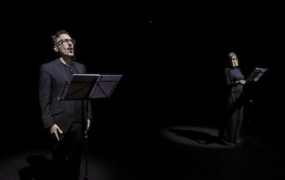Darío Adanti y Ana Alonso durante el ensayo general del espectáculo Chistes contra Franco en el Teatro del Barrio en Madrid, el 18 de noviembre de 2024.