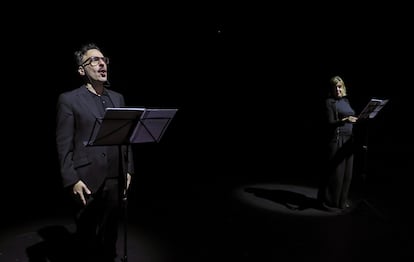 Darío Adanti y Ana Alonso en un momento del espectáculo 'Chistes contra Franco', en el Teatro del Barrio de Madrid.