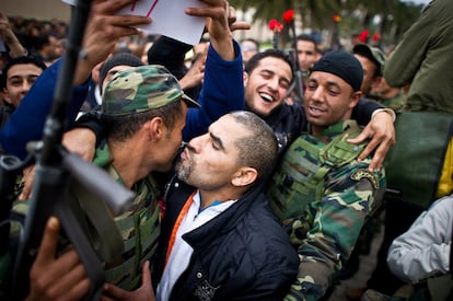 Manifestantes abrazan a soldados tunecinos durante una manifestación contra el partido de Ben Ali, celebrada en la capital magrebí.