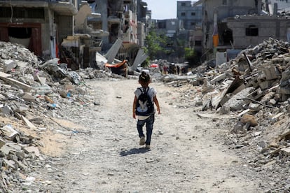 Una niña camina entre los escombros en Jan Yunis, el 4 de septiembre de 2024.