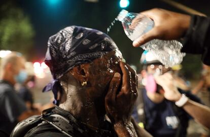 Manifestantes de Black Lives Matter contra el racismo y la brutalidad policial se enfrentaron la madrugada del lunes a la policía local y los agentes federales en Portland, tras irrumpir en el Centro de Justicia.