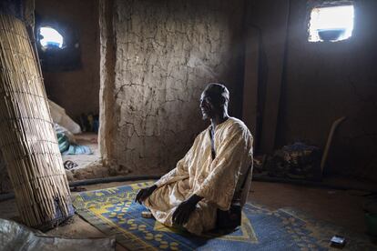 El comerciante de ganado Mahmoud Dicko reza en su nueva casa en la localidad de Dori, en el norte de Burkina Faso, después de abandonar su pueblo, Arbinda, a consecuencia de la violencia. Dicko se trasladó durante 80 kilómetros a pie durante tres días junto a una veintena de miembros de su familia. Hoy conviven todos en este pequeño espacio.