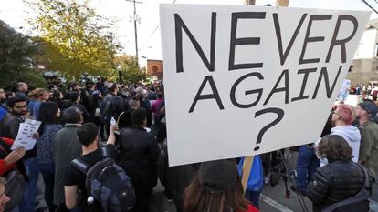 Protesta en Pittsburgh tras la matanza de 11 personas en una Sinagoga. En el cartel puede leerse: 