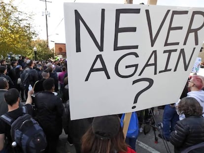 Protesta en Pittsburgh tras la matanza de 11 personas en una Sinagoga. En el cartel puede leerse: 