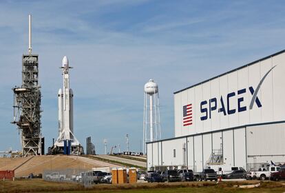 El cohete Falcon Heavy en la plataforma 39A en el Centro Espacial Kennedy en Cabo Cañaveral, Florida. Con 70 metros de altura y la capacidad de llevar a la órbita terrestre 64 toneladas, el Falcon Heavy llevaba una carga útil en su vuelo de estreno menos pesada.