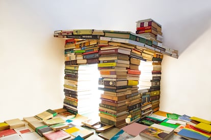 Construcción de una casa hecha a base de libros.