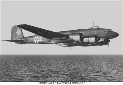 Un avión alemán Focke-Wulf Fw 200 Cóndor en vuelo sobre el mar.