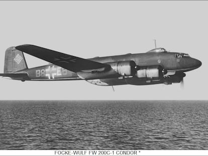 Un avión alemán Focke-Wulf Fw 200 Cóndor en vuelo sobre el mar.