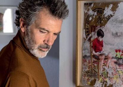 Salvador Mallo (Antonio Banderas) en una escena de 'Dolor y gloria' frente a uno d elos cuadros del apartamento madrileño de Pedro Almodóvar. |