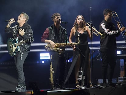 Alejandro Sanz, en pleno concierto en el estadio del Espanyol.