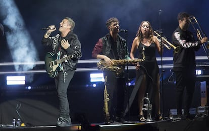 Alejandro Sanz, en pleno concierto en el estadio del Espanyol.