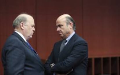 El ministro español de Economía y Competitividad de España, Luis de Guindos (dcha), conversa con su homólogo de Irlanda Michael Noonan, al inicio de la reunión de ministros de Economía y Finanzas de la zona del euro, Eurogrupo, en Bruselas, Bélgica.